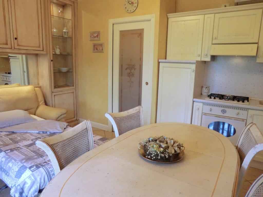 Апартаменти Doctor House Desenzano Дезенцано-дель-Гарда Екстер'єр фото