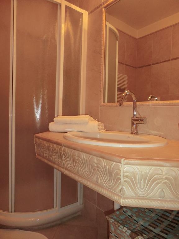 Апартаменти Doctor House Desenzano Дезенцано-дель-Гарда Екстер'єр фото